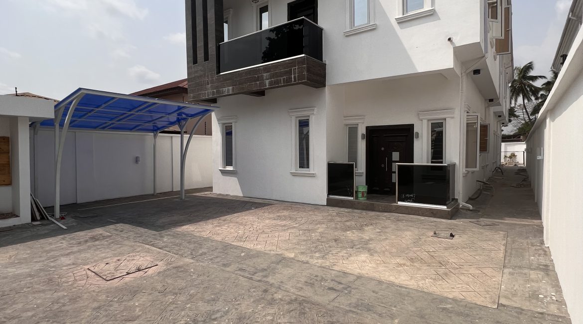 Luxury 5 bedroom mansion with a swimming in IKEJA GRA