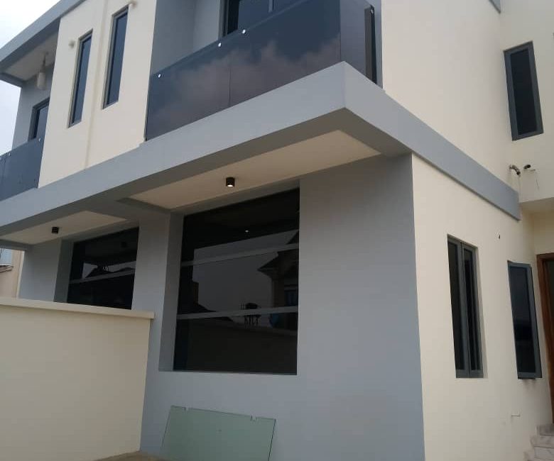 3 bedroom with a BQ in Gbagada