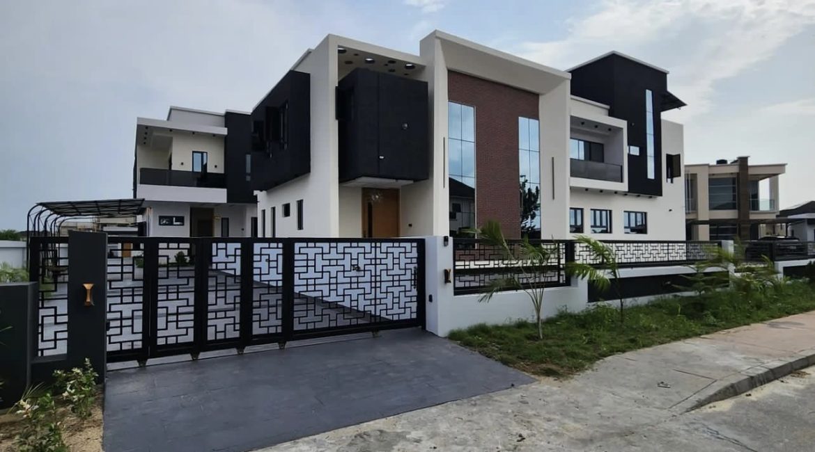 Luxury 5 bedroom Mansion at Ajah